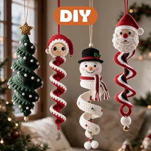 Könnte beinhalten: Vier hängende Weihnachtsanhänger aus Häkelarbeit mit dem Text DIY. Das Set enthält einen grünen Spiralbaum mit Stern, eine Figur mit roter Mütze, einen Schneemann mit schwarzem Hut und Schal sowie einen Weihnachtsmannkopf mit Spiralen.