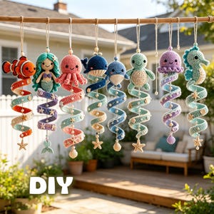 Può includere: Una collezione di otto ornamenti all'uncinetto da appendere raffiguranti varie creature marine tra cui un pesce pagliaccio, una sirena, un polpo, una balena, un delfino, una tartaruga, una medusa e un cavalluccio marino, con code a spirale e perline.