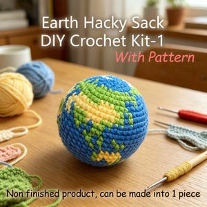 Peut inclure: Un kit de crochet DIY pour un hacky sack en forme de Terre. Le globe est en fil bleu, vert et jaune. Le texte indique "Earth Hacky Sack DIY Crochet Kit-1 With Pattern". Comprend du fil et des crochets. Le texte "Non finished product, can be made into 1 piece" est également visible.