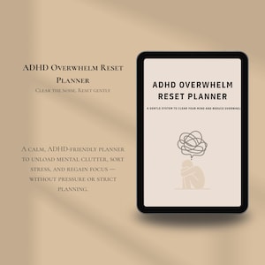 Peut inclure: Une tablette affiche un planificateur numérique intitulé "ADHD OVERWHELM RESET PLANNER". Le design comprend un graphique de lignes enchevêtrées et une personne en position fœtale. Le texte dit aussi "Clear the noise. Reset gently."