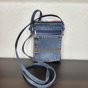 sac à bandoulière pour téléphone, petit sac en denim bleu recyclé, sac en jean fait main, jean bleu en coton recyclé respectueux de l'environnement.