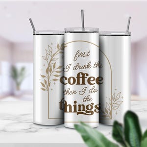 Primeiro eu bebo o café, depois eu faço as coisas Copo PNG, Design de sublimação skinny de 20 onças, reto e cônico, tons de verde simples e limpos