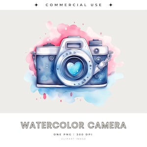 Può includere: Illustrazione ad acquerello di una fotocamera vintage con un obiettivo a forma di cuore. La fotocamera è blu e argento, con accenti acquerellati rosa e blu. Il testo "WATERCOLOR CAMERA" è sotto l'immagine.