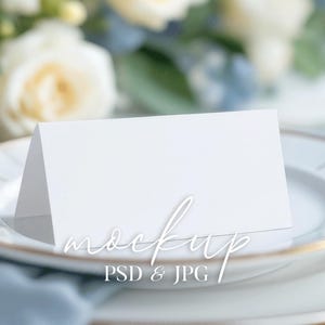 Mockup de cartão de lugar de casamento, cartão de nome dobrável em forma de tenda, mockup de cartão de mesa minimalista para casamentos e eventos, mockup de cartão de nome elegante no Photoshop