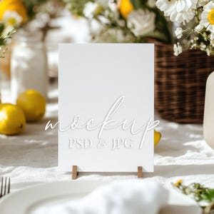 Maqueta de invitación editable de 5 x 7 en formato PSD / Exhibición de tarjetas con diseño de mesa de limón / Presentación de diseño de papelería para bodas o eventos