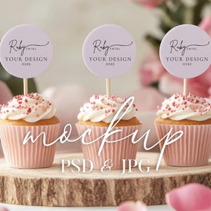Cupcake Toppers Mockup, Valentinstag Cupcake PSD Mockup, runder Favor Tag JPG Mockup, rosa Cupcake Topper Mock, Modern Styled Stock Photo