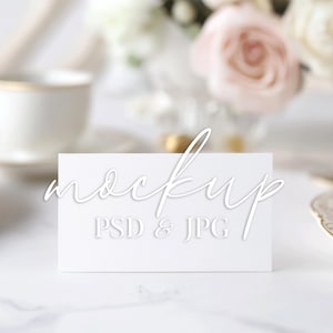 Maquette de carte de visite pliante pour tente féminine, maquette de carte de visite élégante, maquette de papeterie de mariage, maquette PSD de carte de tente pliée avec objet intelligent