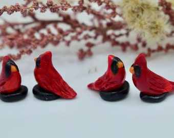 Figura de cardenal navideño en miniatura: regalo de pájaro de arcilla polimérica hecho a mano