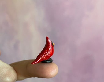 Figurine cardinal miniature faite main : cadeau pour les amateurs d'oiseaux en pâte polymère