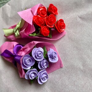 Rosa miniatura de arcilla polimérica: un regalo de recuerdo de boda que perdurará para siempre.