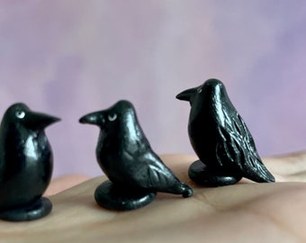 Malutka, ręcznie robiona figurka kruka: miniaturowy, czarny ptak, dekoracja domku dla lalek