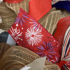 Patriotyczny 4 lipca - Boże błogosław Ameryce Deco Mesh Wreath - Czerwono-Biało-Niebieski Wieniec Gwiazd na drzwi wejściowe - Dekoracja Dnia Niepodległości