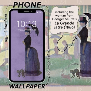 Puede incluir: Un fondo de pantalla de teléfono digital con un fondo morado, un reloj que muestra las 10:13 y la fecha del viernes 28 de diciembre. El fondo de pantalla también incluye una mujer con un vestido negro paseando a un perro pequeño. El texto "descarga digital" está escrito verticalmente en el lado izquierdo de la pantalla del teléfono y el texto "FONDO DE PANTALLA" está escrito debajo de la pantalla del teléfono. El texto "incluyendo a la mujer de Georges Seurat's La Grande Jatte (1886)" está escrito en un cuadro blanco encima de la pantalla del teléfono. El texto "(y su mono mascota)" está escrito en un cuadro blanco debajo de la pantalla del teléfono.