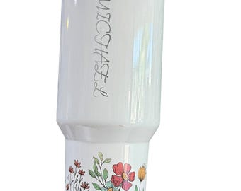 Personlig rostfri stålmugg, vit, 113 cl, blommönster, graverat namn, "Njut av de små sakerna"