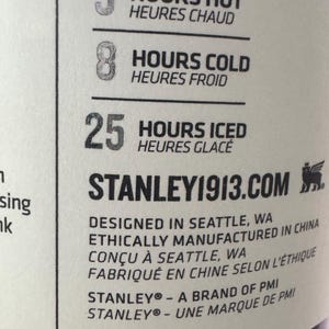 Peut inclure: Une &eacute;tiquette sur une bouteille bleu fonc&eacute; indiquant que le produit garde le contenu chaud pendant 5 heures, froid pendant 8 heures et glac&eacute; pendant 25 heures. L'&eacute;tiquette comprend &eacute;galement le site Web STANLEY1913.COM.