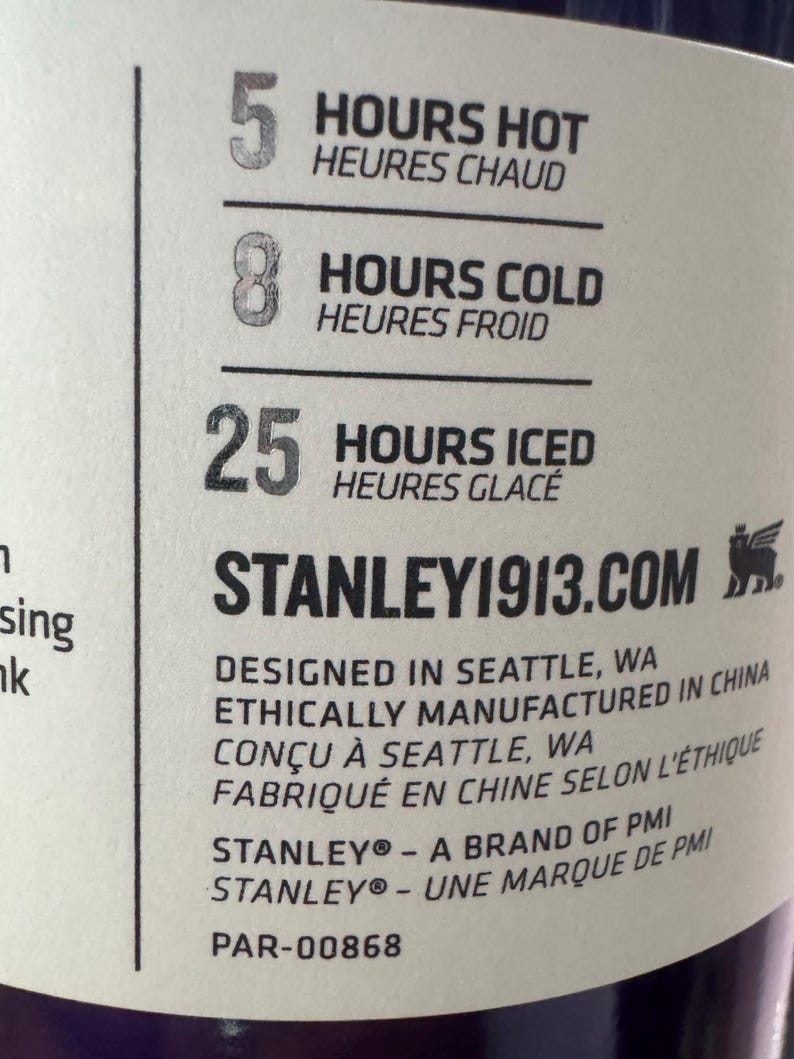 Peut inclure: Une &eacute;tiquette sur une bouteille bleu fonc&eacute; indiquant que le produit garde le contenu chaud pendant 5 heures, froid pendant 8 heures et glac&eacute; pendant 25 heures. L'&eacute;tiquette comprend &eacute;galement le site Web STANLEY1913.COM.