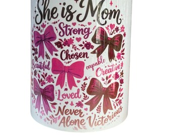 Hon är mamma Keramisk kaffemugg, vit med rosa rosettblommönster, 33 cl, inspirerande mammapresent
