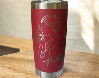 Gobelet à café isotherme avec couvercle en acier inoxydable, rouge avec motifs de café gravés, tasse de voyage 20 oz