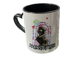Brainstormer kaffemugg, vit med svart insida och handtag, Tänkaren-statydesign, 340 ml keramikmugg
