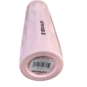 Peut inclure: Une gourde Stanley rose clair. La bouteille est cylindrique avec un couvercle &agrave; visser. Le fond de la bouteille porte une &eacute;tiquette avec le texte "16oz / 473ml". Le logo Stanley est imprim&eacute; sur le c&ocirc;t&eacute; de la bouteille.