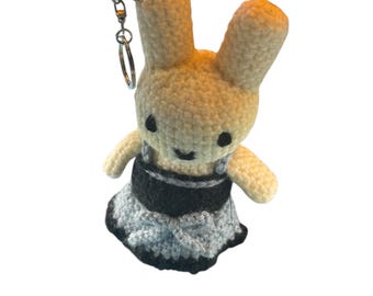 Ręcznie robiony na szydełku brelok z króliczkiem, kremowo-czarna sukienka, miękki pluszowy zwierzak, zawieszka do torebki w kształcie małego króliczka