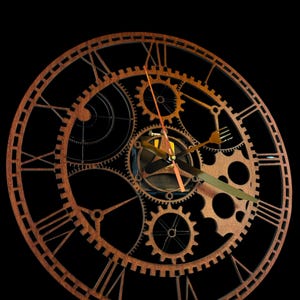 Może przedstawiać: Drewniany zegar ścienny w stylu steampunk. Zegar posiada rzymskie cyfry, widoczne koła zębate i złote wskazówki. Rama zegara jest w ciepłym brązowym kolorze, a tło jest czarne.