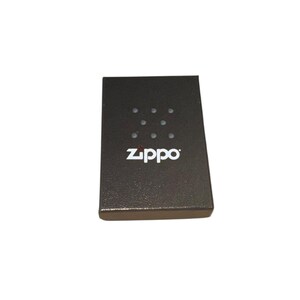 Puede incluir: Una caja de encendedor Zippo gris oscuro con una superficie texturizada. La caja tiene un patr&oacute;n de nueve puntos peque&ntilde;os y espaciados uniformemente y el logotipo blanco de Zippo. La caja es rectangular y tiene un borde ligeramente elevado.