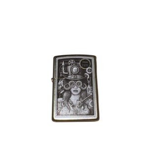 Puede incluir: Un encendedor Zippo plateado con una ilustraci&oacute;n en blanco y negro de una mujer con atuendo steampunk. El dise&ntilde;o incluye un sombrero de copa, gafas y elementos mec&aacute;nicos. El texto "Zippo 2495" es visible.