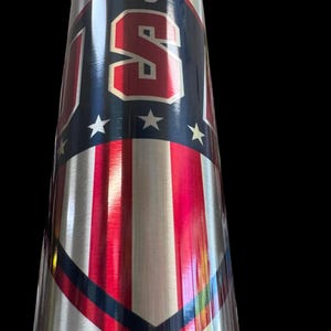 Puede incluir: Un vaso de acero inoxidable con un dise&ntilde;o patri&oacute;tico. El vaso presenta una combinaci&oacute;n de colores rojo, blanco y azul con las letras "USA" en rojo, un gr&aacute;fico de bal&oacute;n de f&uacute;tbol y rayas verticales rojas y blancas. El dise&ntilde;o est&aacute; sobre un fondo plateado.