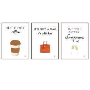 Può includere: Tre cartelli stampabili con sfondo bianco e bordi marroni. Il primo cartello dice "But first, coffee" e presenta un'immagine di cartone animato di una tazza di caffè marrone e bianca. Il secondo cartello dice "It's not a bag, it's a Birkin" e presenta un'immagine di cartone animato di una borsa Birkin arancione. Il terzo cartello dice "But first, coffee, champagne" e presenta due immagini di cartone animato di flute di champagne.