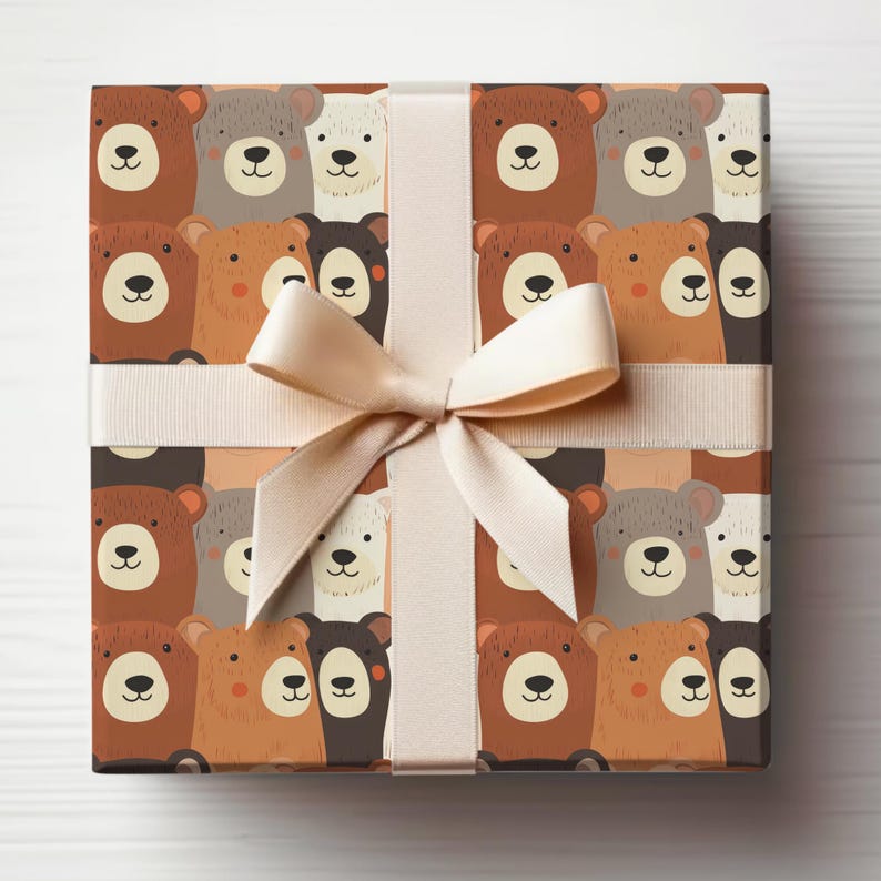 Op de afbeelding: Een bruine cadeaudoos met een beige lint en strik. De doos is ingepakt in papier met een herhalend patroon van cartoonberen met verschillende gekleurde vacht.