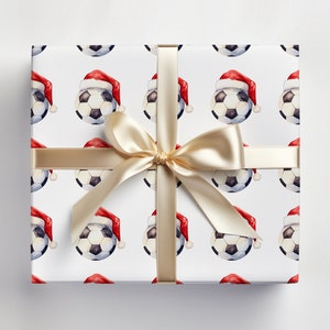 Rotolo di carta da regalo a forma di pallone da calcio Rotolo di carta da regalo natalizia a forma di pallone da calcio per gli amanti del calcio Rotolo di carta da regalo a forma di pallone da calcio con cappello di Babbo Natale