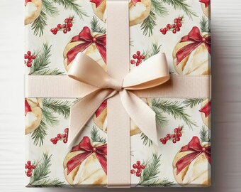 Könnte beinhalten: Ein verpacktes Geschenk mit einem weihnachtlichen Thema. Das Geschenkpapier zeigt ein sich wiederholendes Aquarellmuster aus Kugeln mit roten Schleifen, Tannenzweigen und roten Beeren. Ein cremefarbenes Band und eine Schleife vervollständigen das Geschenk.