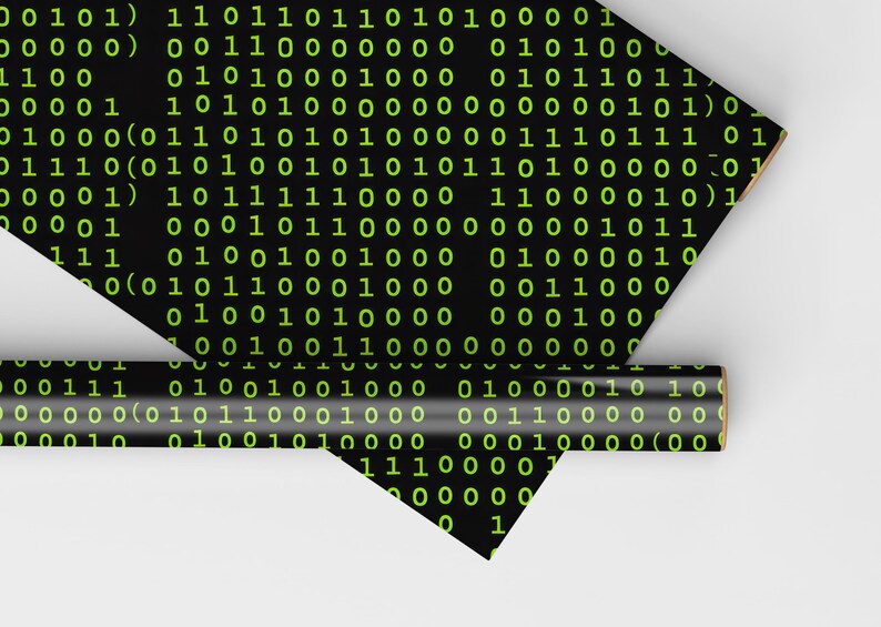 Peut inclure: Papier cadeau noir avec un motif r&eacute;p&eacute;t&eacute; de code binaire vert. Une section enroul&eacute;e du papier est &eacute;galement visible, montrant le m&ecirc;me motif. Le papier est pos&eacute; sur une surface blanche.