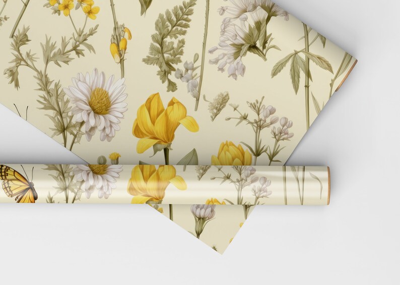 Pu&ograve; includere: Un rotolo di carta da regalo con un motivo floreale con fiori gialli e bianchi, foglie verdi e una farfalla.