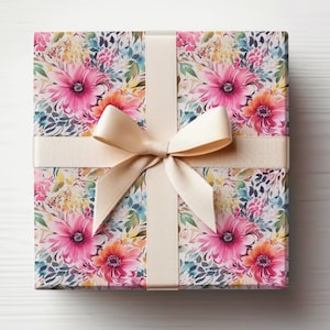 紫色のラッピングペーパーの花柄、水彩画の花柄ラッピングペーパーのピンクの花のギフトラップロール、ペイントされた花柄のギフトラッピングペーパー