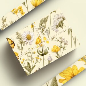 Pu&ograve; includere: Un regalo avvolto in carta con motivo floreale giallo e bianco con un design a farfalla. La carta &egrave; legata con uno spago bianco e un fiocco.