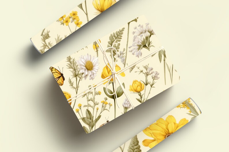 Pu&ograve; includere: Un regalo avvolto in carta con motivo floreale giallo e bianco con un design a farfalla. La carta &egrave; legata con uno spago bianco e un fiocco.