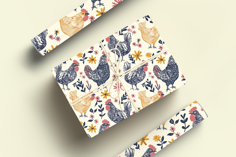 Puede incluir: Una hoja de papel de regalo con un patr&oacute;n repetitivo de pollos y flores. Los pollos son amarillos, azules y rojos. Las flores son amarillas, rosas y azules. El fondo es blanco.