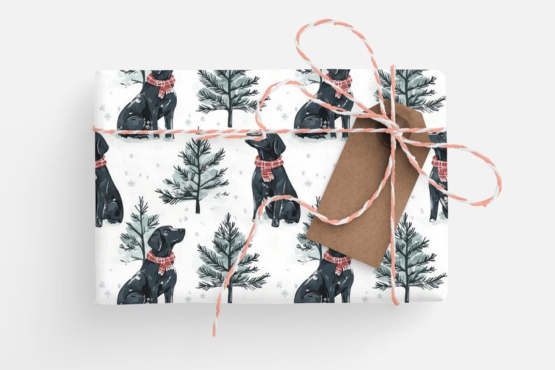 K&ouml;nnte beinhalten: Geschenkpapier mit einem sich wiederholenden Muster aus schwarzen Hunden mit roten Schottenkaro-Schals und Tannen auf wei&szlig;em Hintergrund. Gebunden mit rosa-wei&szlig;em Garn und einem braunen Anh&auml;nger. Festliches Design.