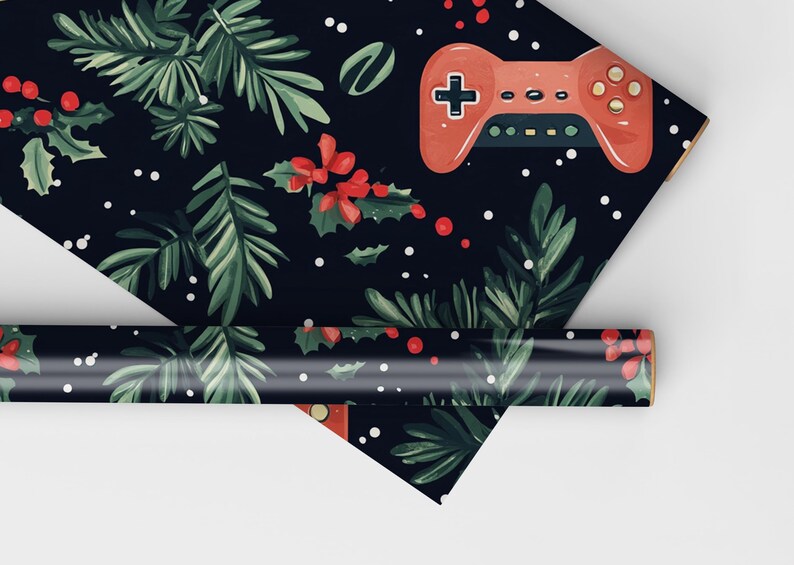 K&ouml;nnte beinhalten: Geschenkpapier mit dunkelblauem Hintergrund, verziert mit gr&uuml;nen Tannenzweigen, roten Beeren und einem roten Videospiel-Controller. Wei&szlig;e Punkte vervollst&auml;ndigen das festliche Urlaubsdesign.