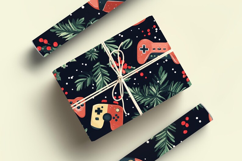 K&ouml;nnte beinhalten: Geschenk verpackt in schwarzem Papier mit einem Muster aus roten Gamecontrollern, gr&uuml;nen Tannenzweigen und roten Beeren. Das Geschenk ist mit wei&szlig;em Bindfaden gebunden. Zwei Rollen passendes Geschenkpapier sind ebenfalls sichtbar.