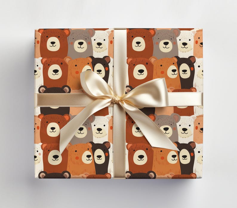 Op de afbeelding: Cadeaupapier met een herhalend patroon van bruine, witte en zwarte beren met verschillende gezichtsuitdrukkingen. De beren zijn willekeurig gerangschikt op een cr&egrave;mekleurige achtergrond.