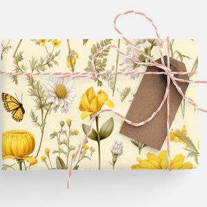 Pu&ograve; includere: Un regalo avvolto in carta con motivo floreale giallo con un'etichetta marrone legata con uno spago bianco e rosa.