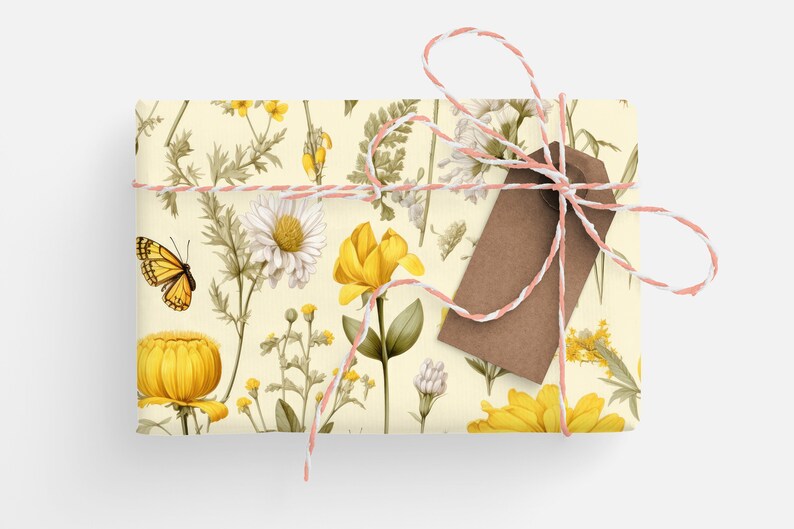 Pu&ograve; includere: Un regalo avvolto in carta con motivo floreale giallo con un'etichetta marrone legata con uno spago bianco e rosa.