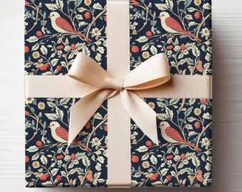 Könnte beinhalten: Eine Geschenkbox, verpackt in blaues und weißes, gemustertes Geschenkpapier mit einem cremefarbenen Band. Das Muster zeigt rote Vögel, Blumen und Blätter.