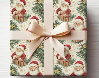 Op de afbeelding: Een ingepakt cadeau met kerstthema inpakpapier. Het papier heeft een herhalend patroon van illustraties van de kerstman, kerstbomen en gouden poinsettia's. Een crèmekleurig lint en strik sieren het cadeau.