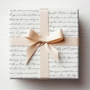 Op de afbeelding: Een witte cadeaudoos met een beige lint dat in een strik is gebonden. De doos is ingepakt met papier met een herhalend patroon van cursief schrift. De tekst luidt: "Holy night! The stars are brightly shining. Lay the world in sin and error pining. He appeared and the soul felt its worth. Thrill of hope the weary world rejoices. Yonder breaks a new and glorious morn. Your knee: O hear the Angel born divine. O night when..."
