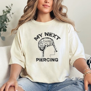 Shirt lobotomie comfort kleuren, My Next Piercing shirt, grappig shirt, iconisch grappig shirt, grappig shirt, shirt lobotomie meme, sarcastisch shirt