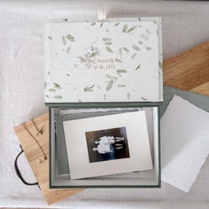 Caja de recuerdos de boda personalizada: Caja de papel morera verde salvia tamaño A5